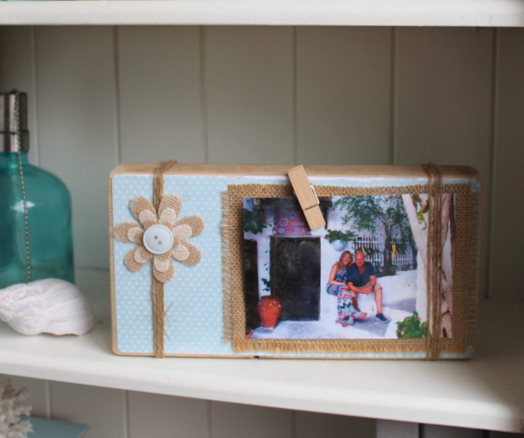 Who doesn't love photos to recall all those special moments and memories? We've got loads of them around the house, but also so many on our phones! To have a change from the traditional picture frame, I took a bit of scrapwood to create this unique DIY picture frame. And I'm thrilled with how it's turned out. It looks so cute in our bookcase. Check out how you can make your own budget, craft DIY picture frame with some basic materials! #picture #picture frame #frame #DIY #scrapwood