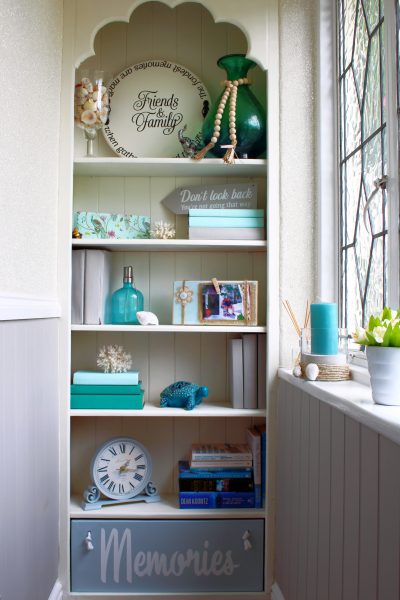 Have you ever thought about styling your bookcase by painting your books? No? Me neither. In fact I thought it was pretty crazy at first. However, turns out it's the perfect idea for a budget DIY makeover of your bookcase. Check out the before and after of this coastal inspired makeover on a budget.