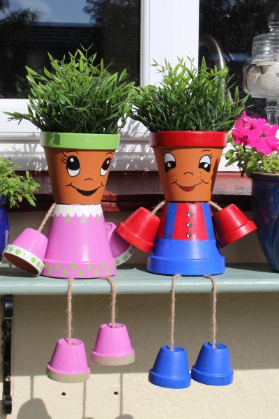 Making your own flower pot people is easier than you think! There are so many cute designs to chose from - from scarecrows to minions, the possibilities are endless. Check out how you make make your own DIY flower pot person from some basic terra cotta plant pots and brighten up your garden. #terra cotta #planter #plant #flowerpot #garden #garden ideas