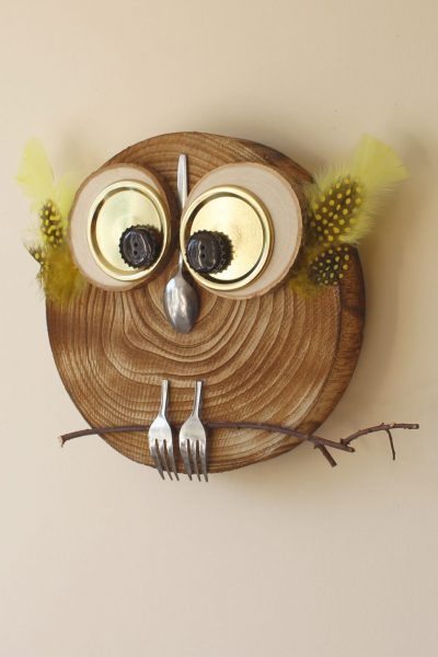 Adding some autumn fun to your home doesn't have to be difficult. Or expensive. This fun DIY budget owl was made from some household items that you are bound to have to hand. Throw in a wooden tray and some wood slices and you can have this cutie up in your home in no time at all. #autumn #fall #autumn decor #owl #autumn craft