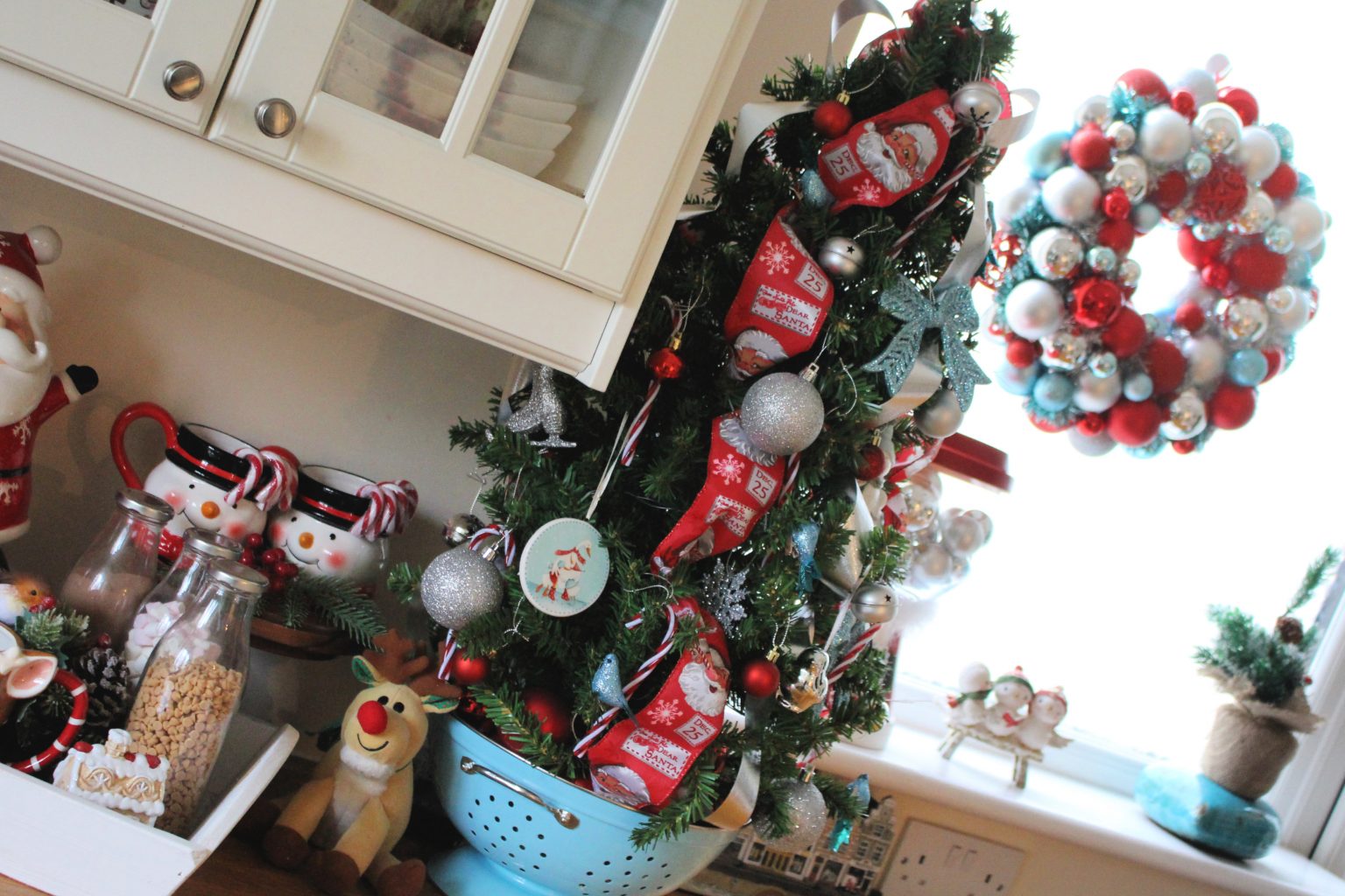 How to make your own Christmas bauble wreath Once a Duckling
