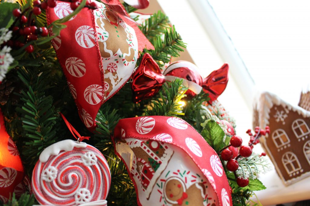 Using Christmas ribbons to decorate a tree 