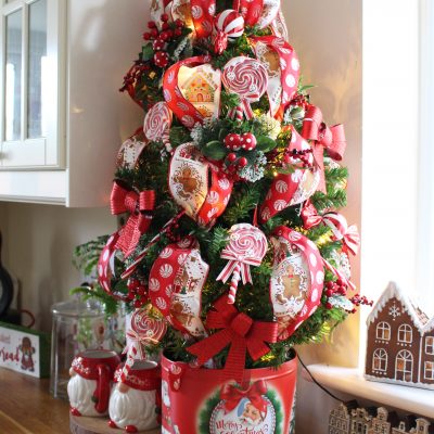 How to use ribbons to decorate your tree